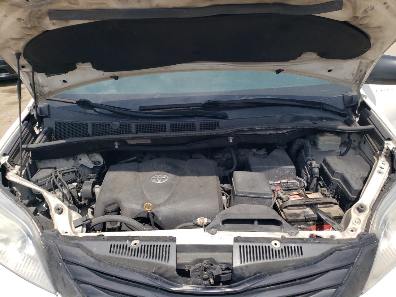 Toyota Sienna Image 4