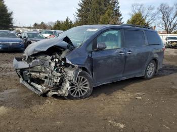  Salvage Toyota Sienna