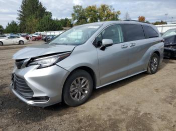  Salvage Toyota Sienna