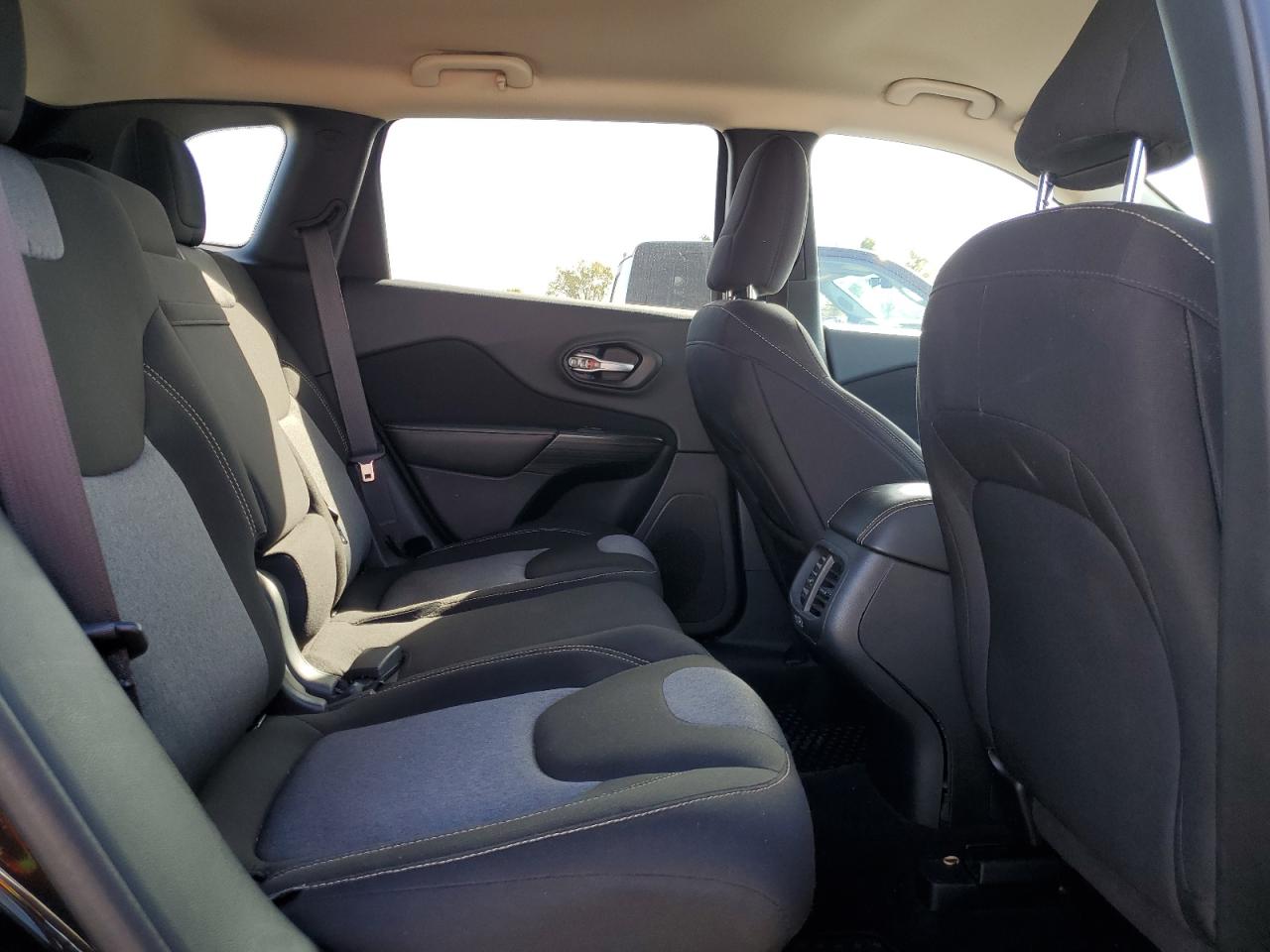 Jeep Grand Cherokee Sport Image 8