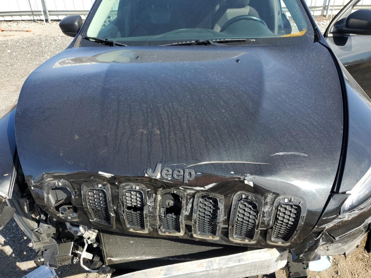 Jeep Grand Cherokee Sport Image 11