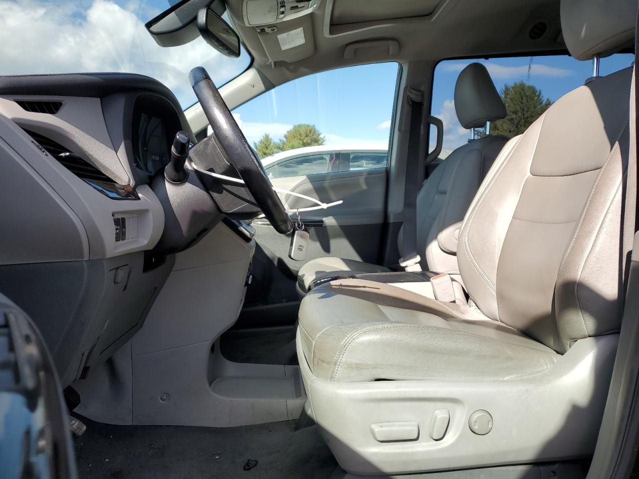 Toyota Sienna Xle Image 8