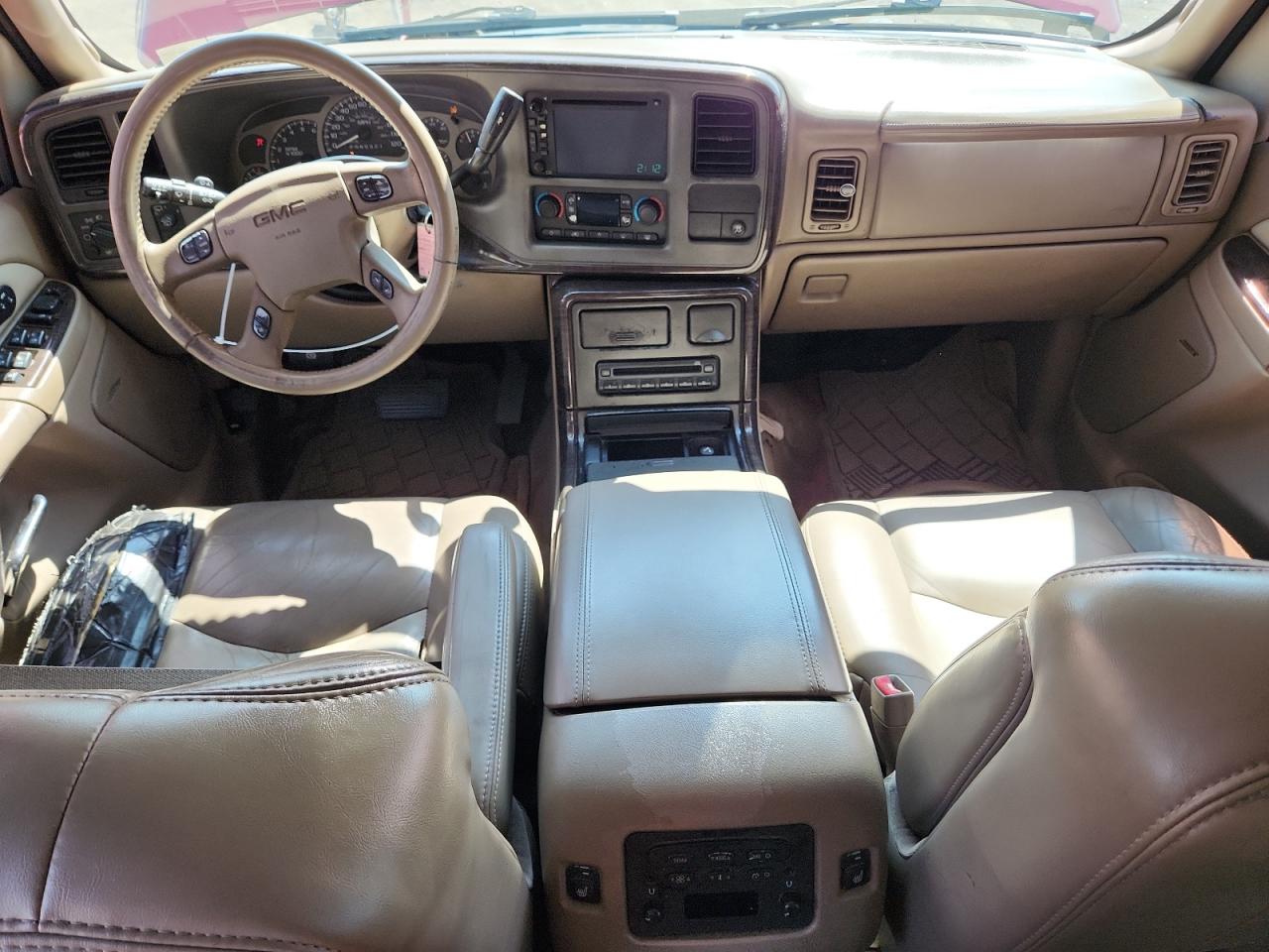 GMC Yukon Denali Image 5