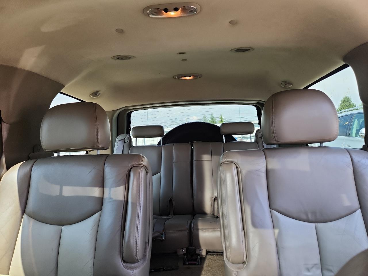 GMC Yukon Denali Image 10