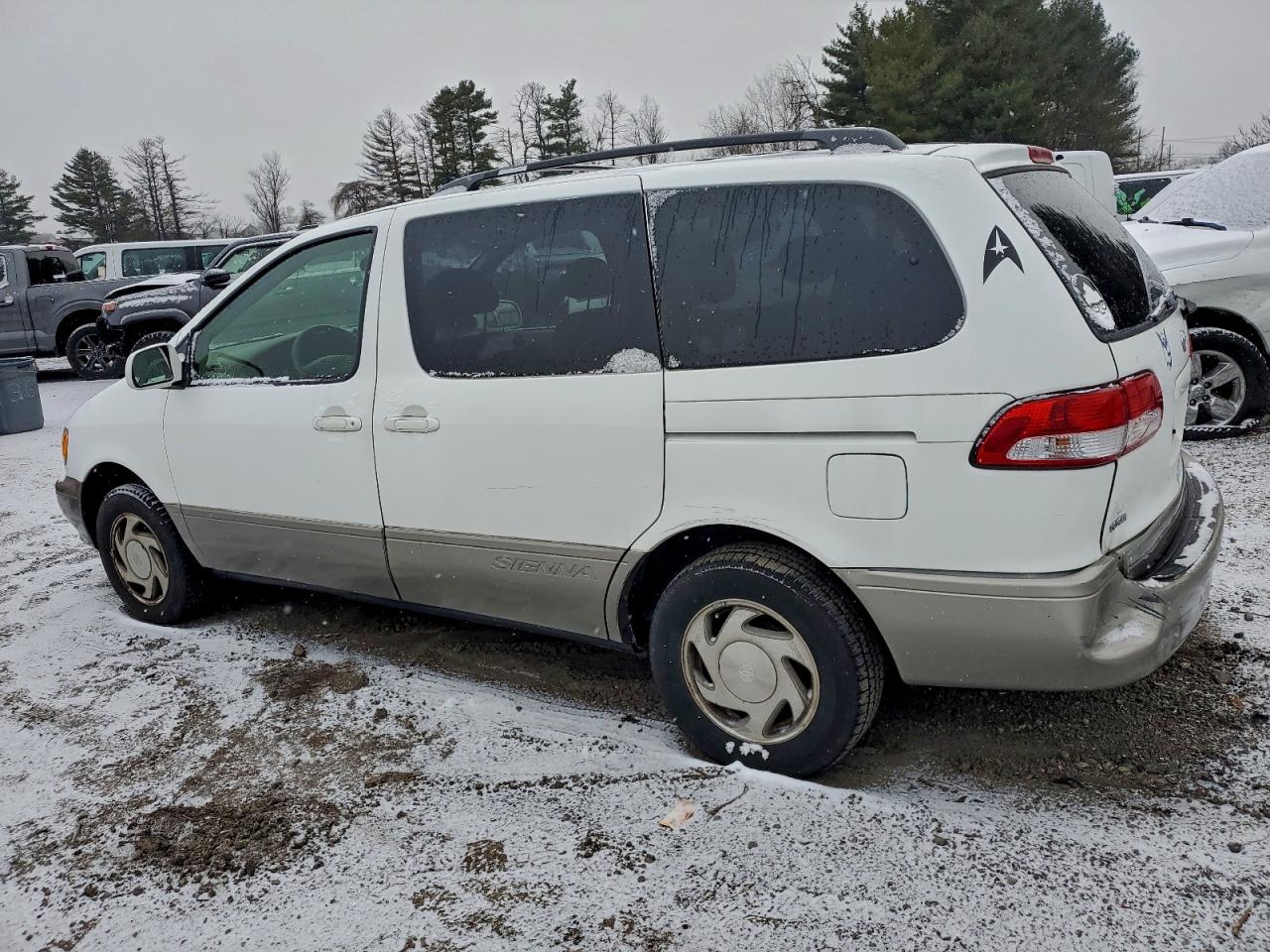 Toyota Sienna Le Image 2