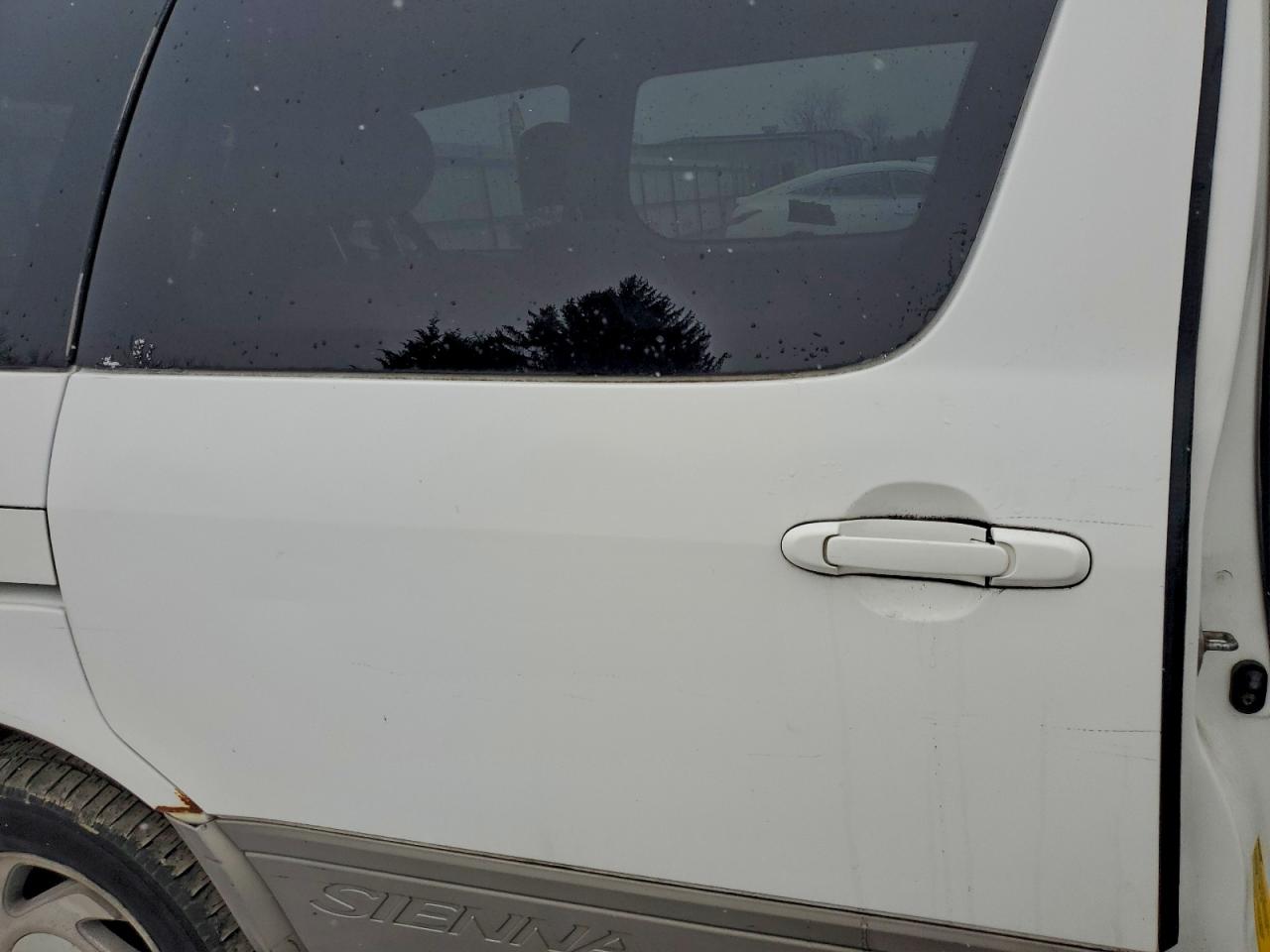 Toyota Sienna Le Image 8