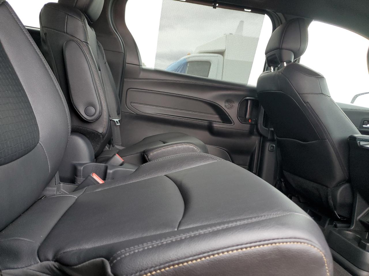 Toyota Sienna Xse Image 8