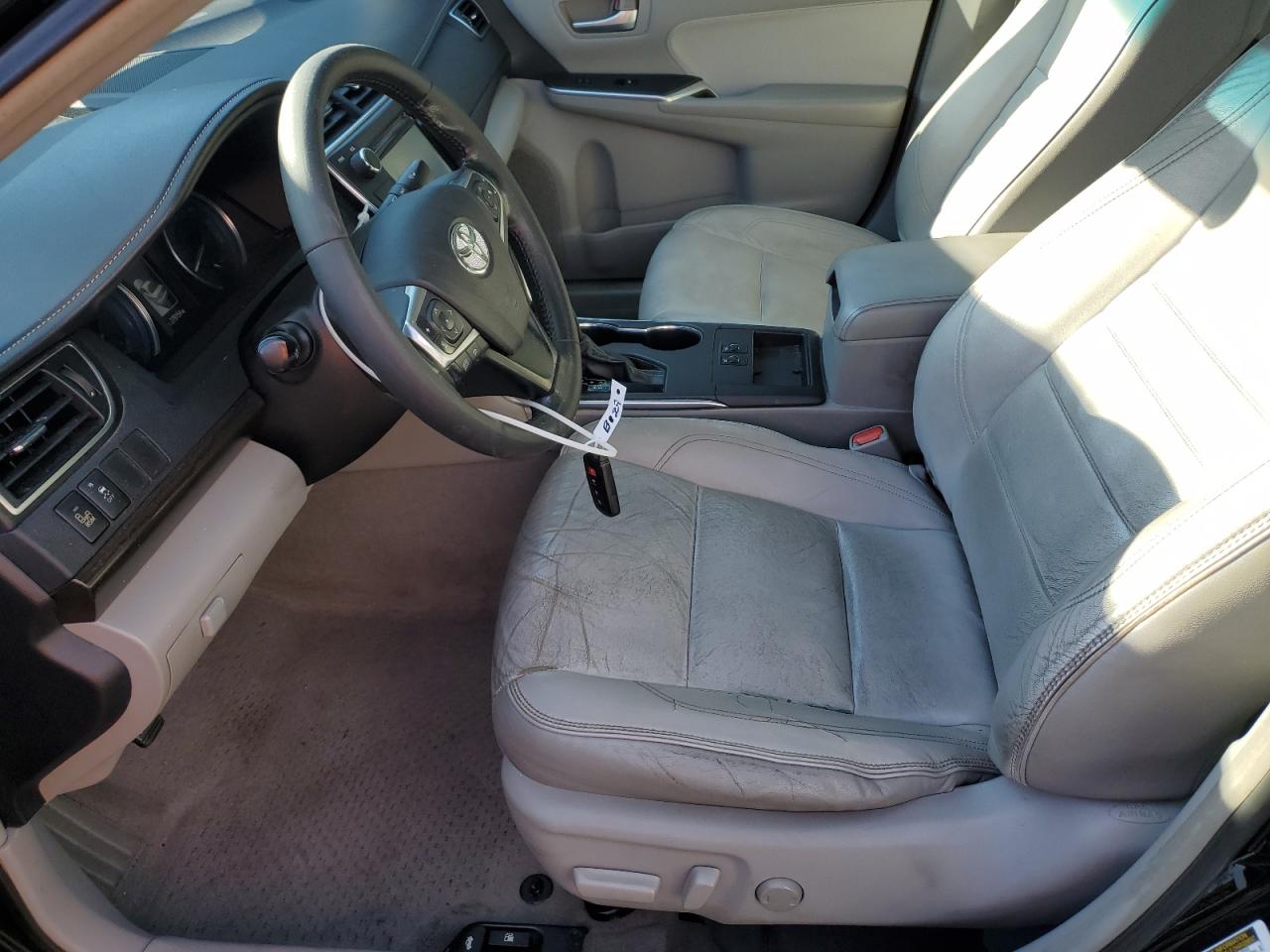 Toyota Camry Le Image 11