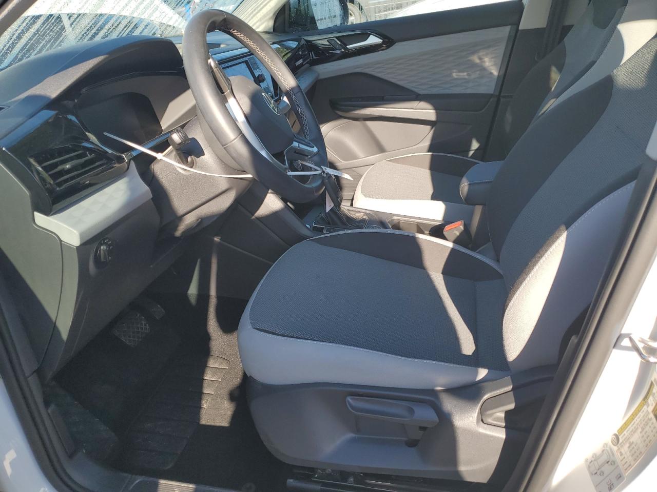 Volkswagen Taos S Image 3