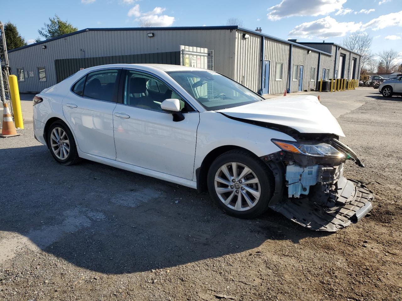 Toyota Camry Le Image 11