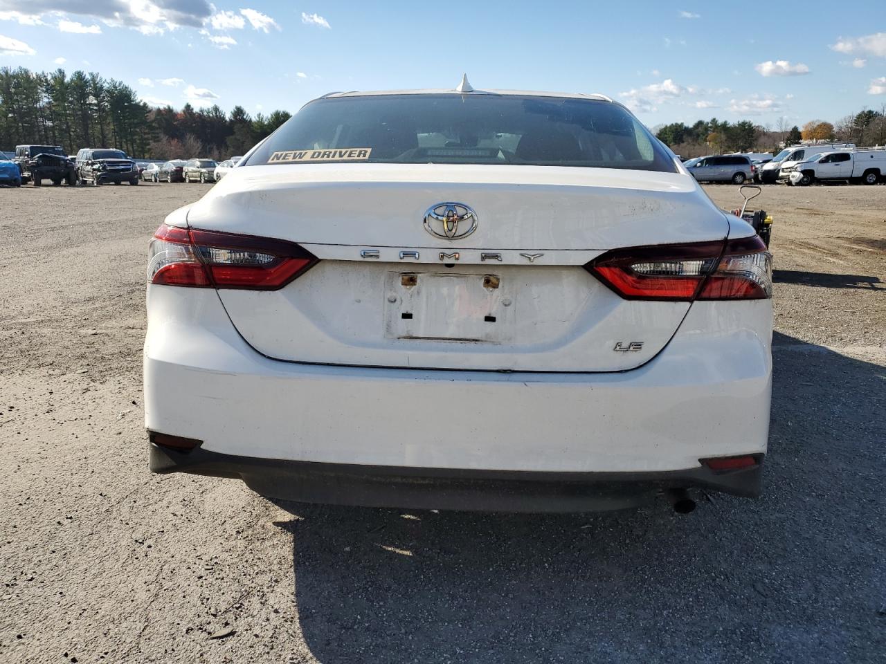 Toyota Camry Le Image 3