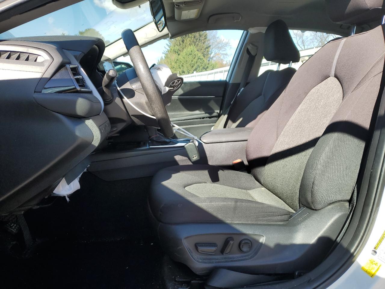 Toyota Camry Le Image 6