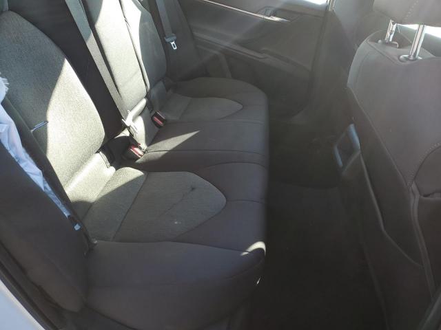 Toyota Camry Le Image 10