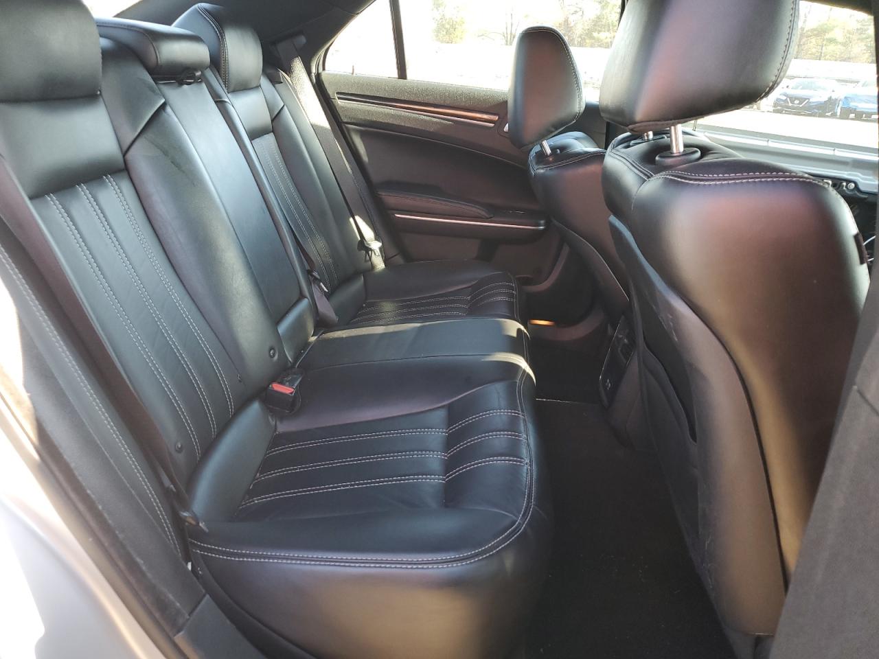 Chrysler 300 S Image 9