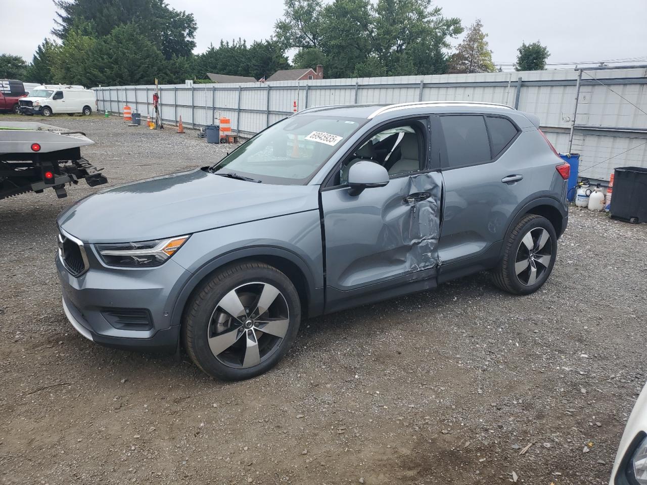 Volvo XC40 T4 Momentum Image 1
