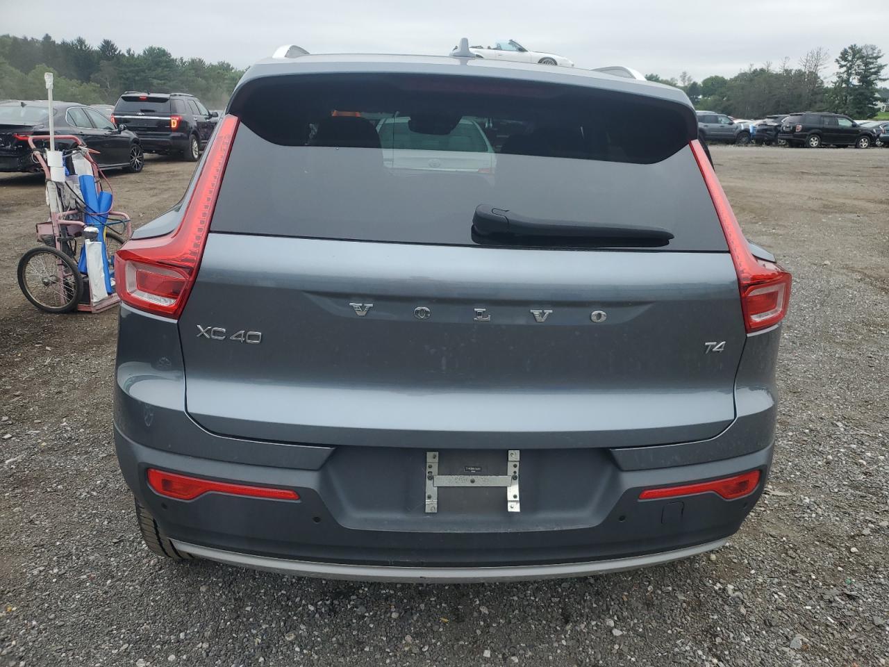 Volvo XC40 T4 Momentum Image 2