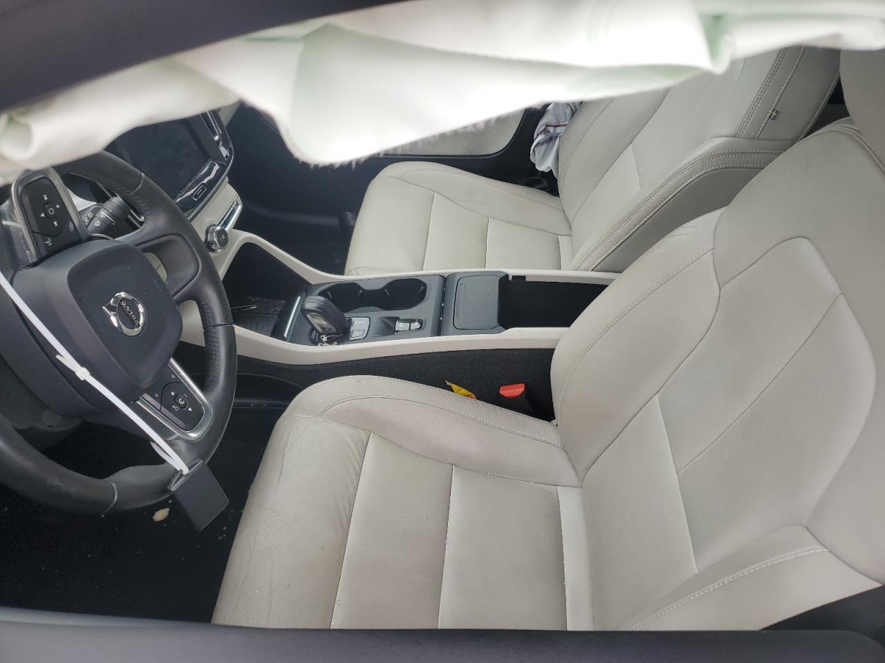 Volvo XC40 T4 Momentum Image 3