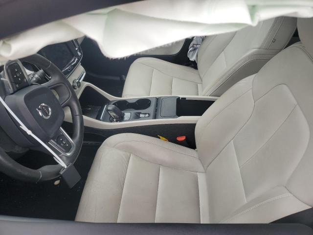 Volvo XC40 T4 Momentum Image 3