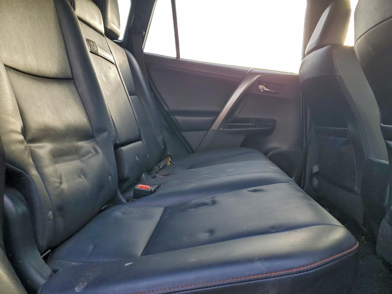 Toyota RAV4 Se Image 8