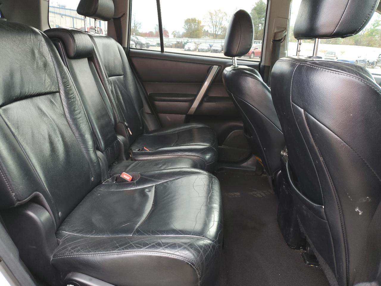 Toyota Highlander Base Image 10