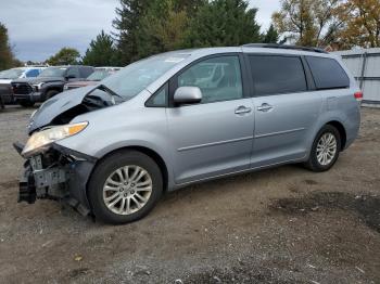  Salvage Toyota Sienna