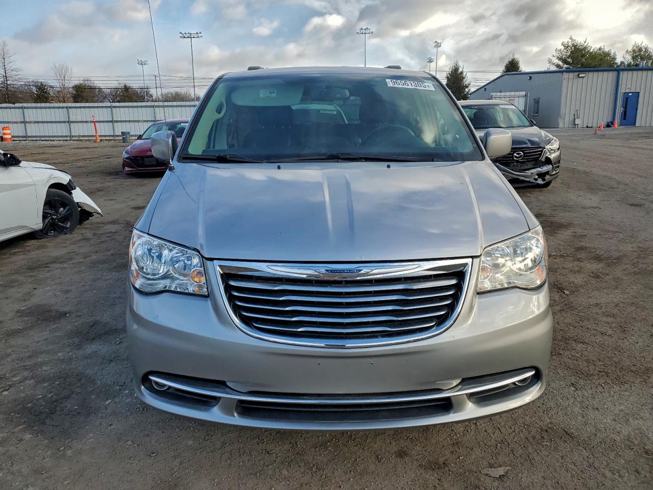 Chrysler Minivan Touring Image 12