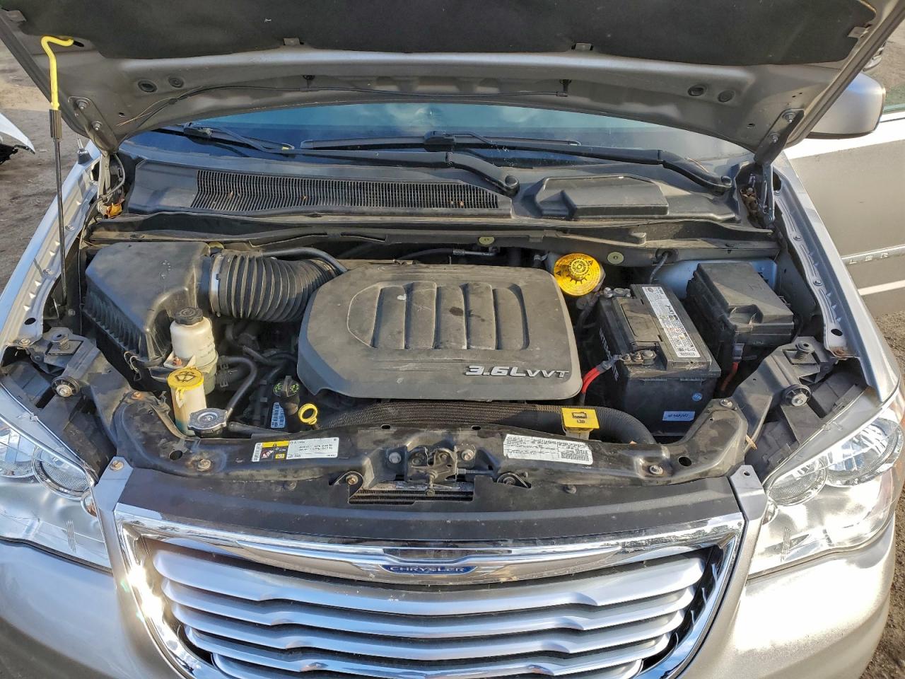 Chrysler Minivan Touring Image 3