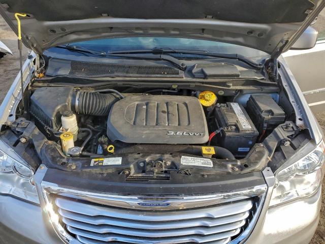 Chrysler Minivan Touring Image 3