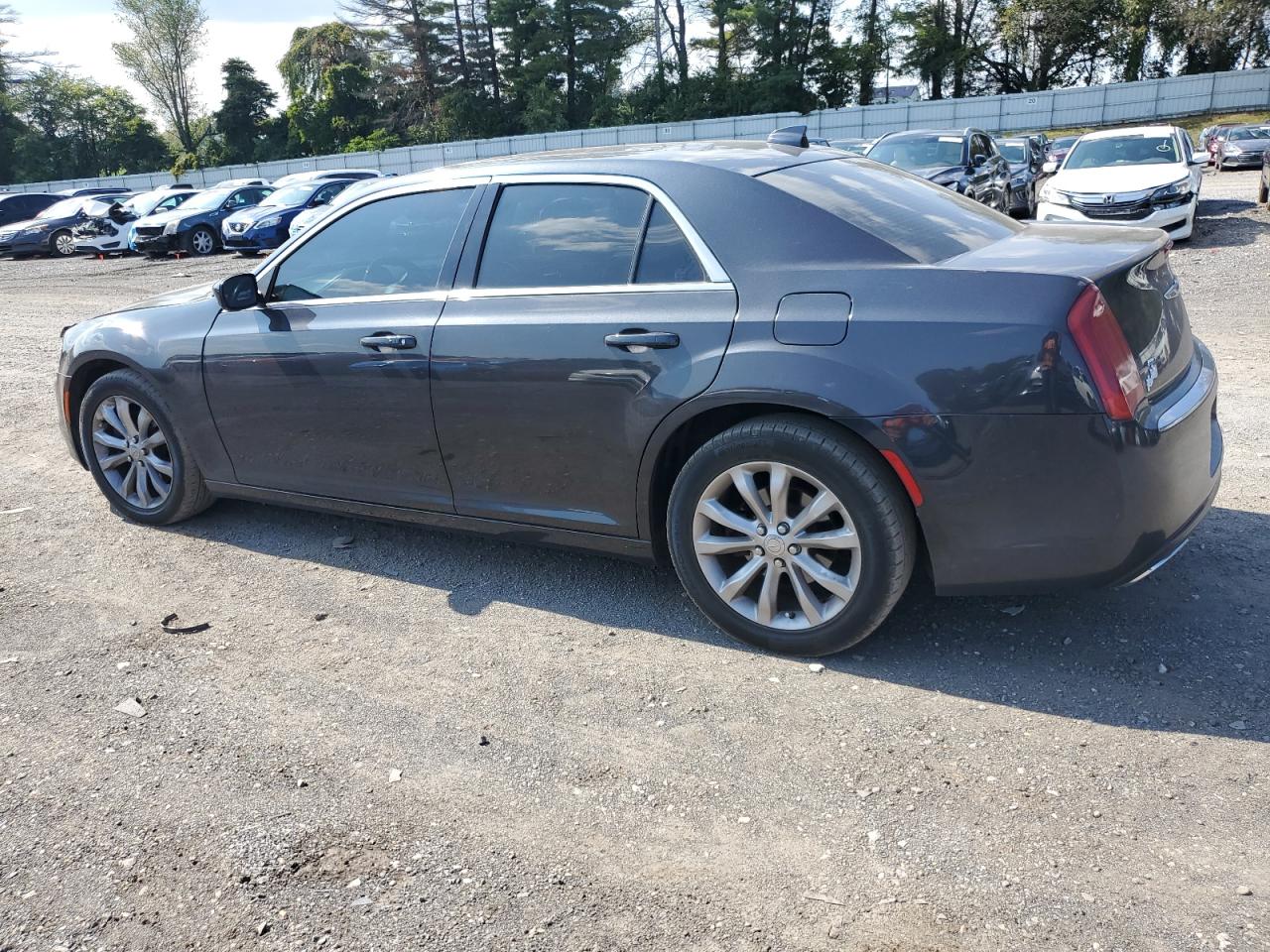 Chrysler 300 Limited Image 2