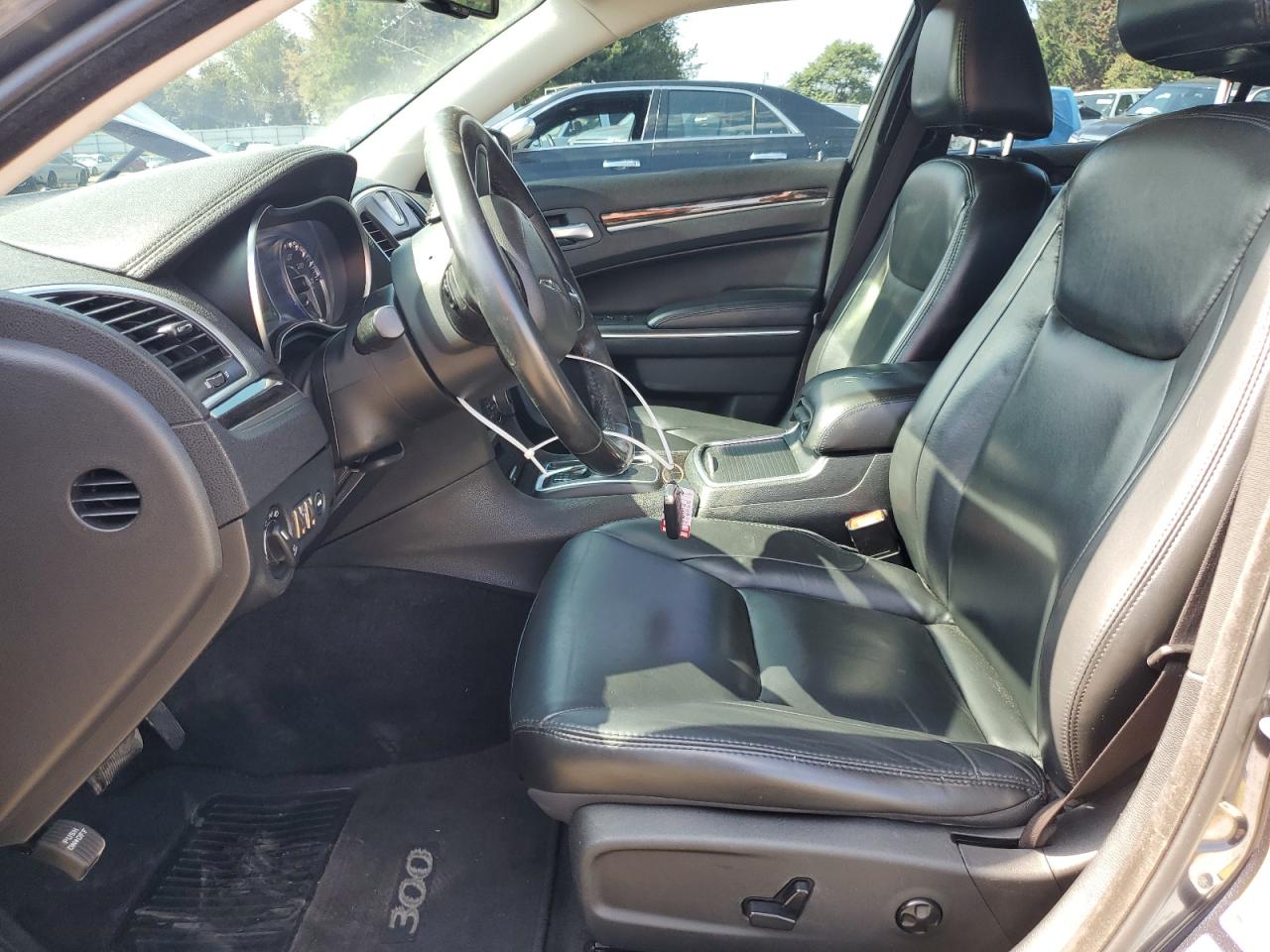 Chrysler 300 Limited Image 9