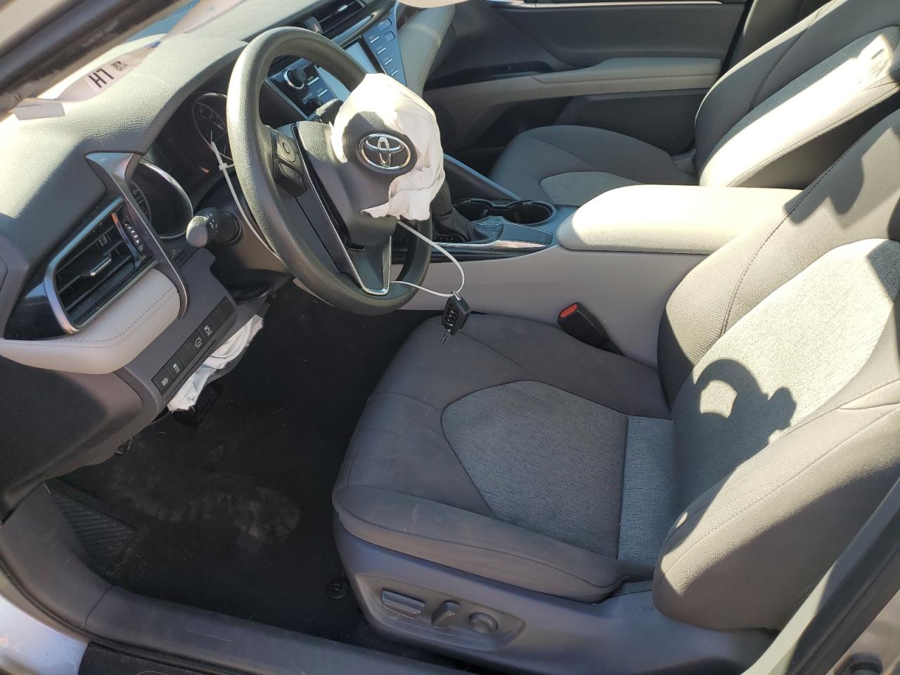 Toyota Camry L Image 12