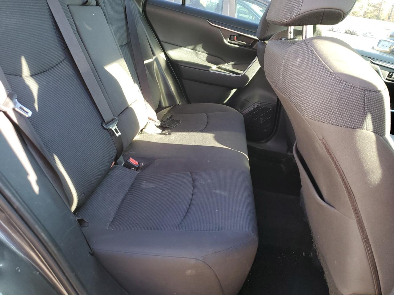 Toyota RAV4 Le Image 9