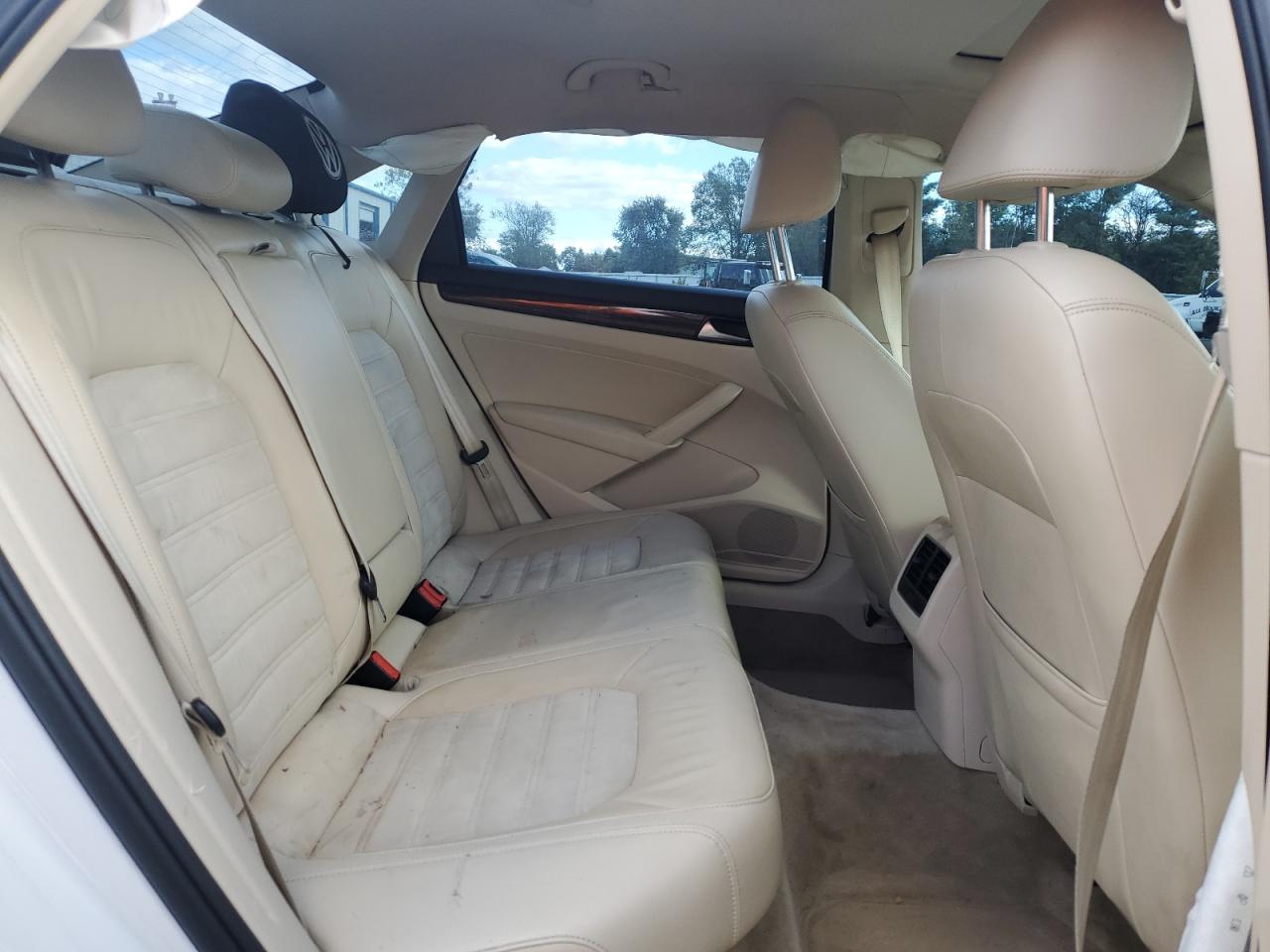 Volkswagen Passat Sel Image 9