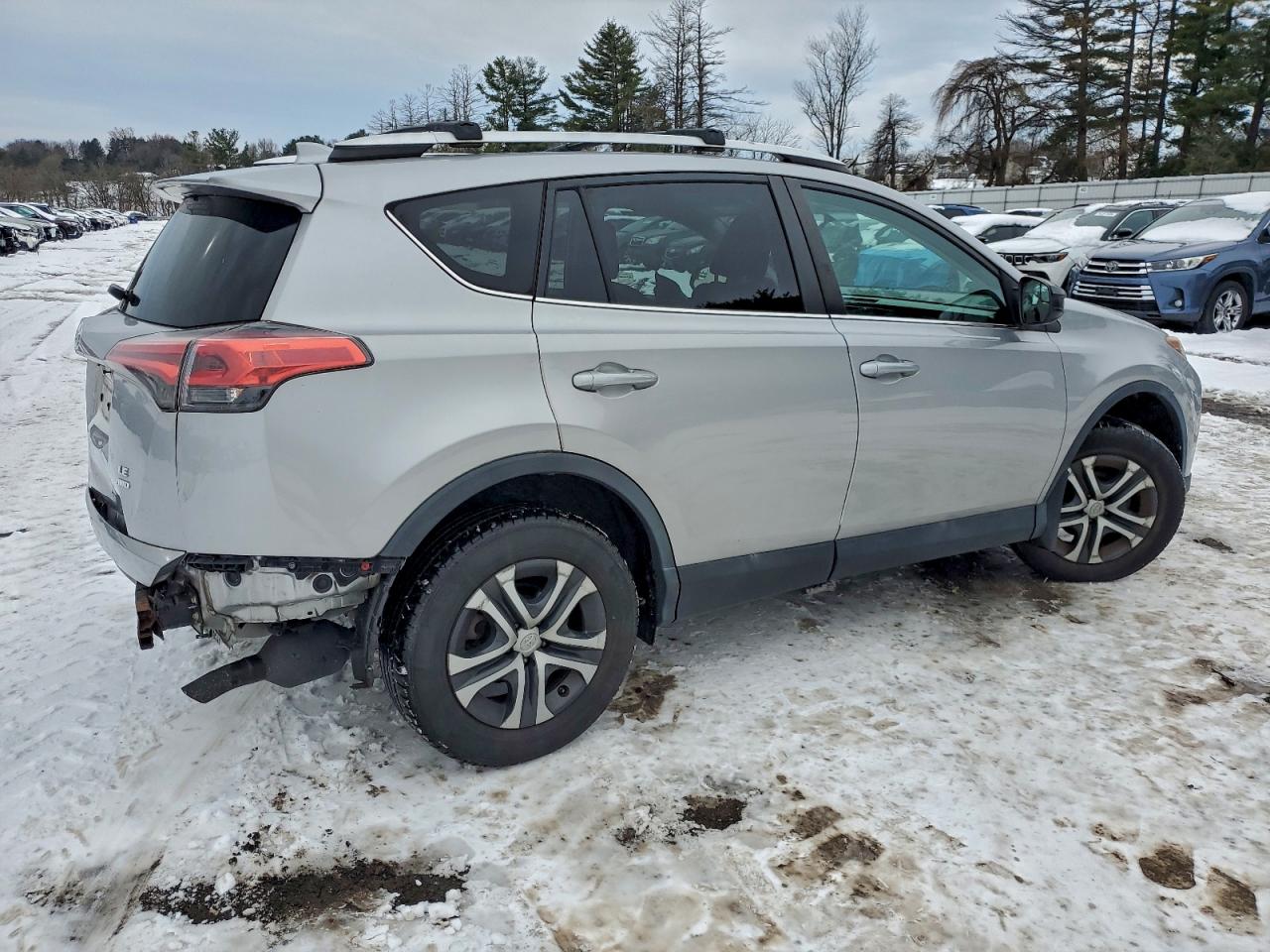 Toyota RAV4 Le Image 3