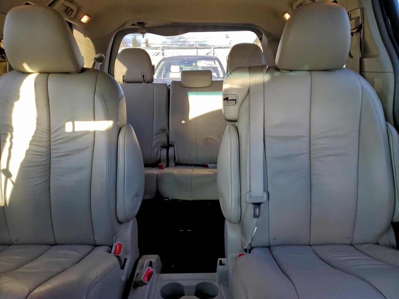 Toyota Sienna Xle Image 8