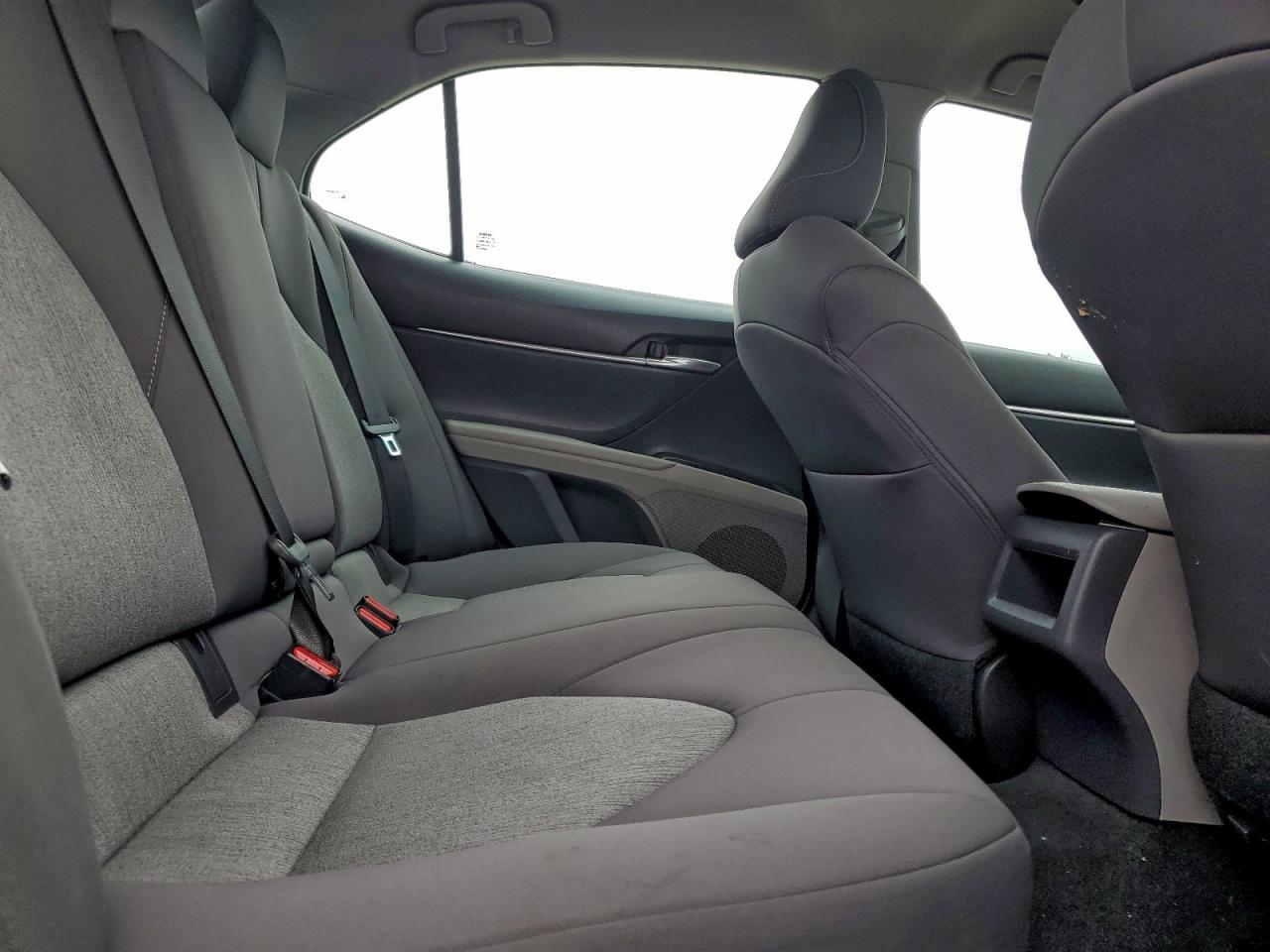 Toyota Camry Le Image 10