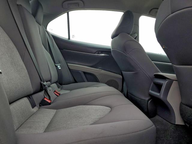 Toyota Camry Le Image 10