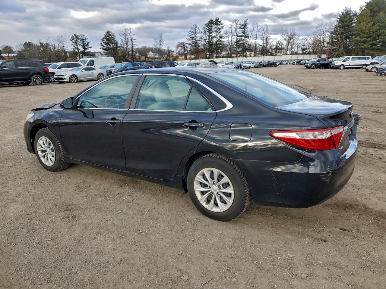 Toyota Camry Le Image 12