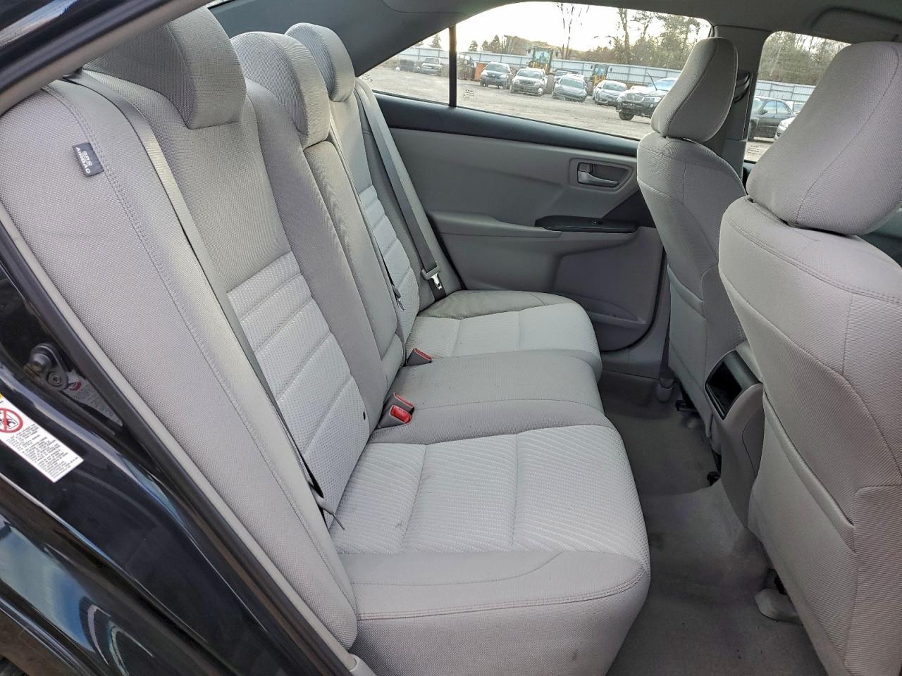 Toyota Camry Le Image 9