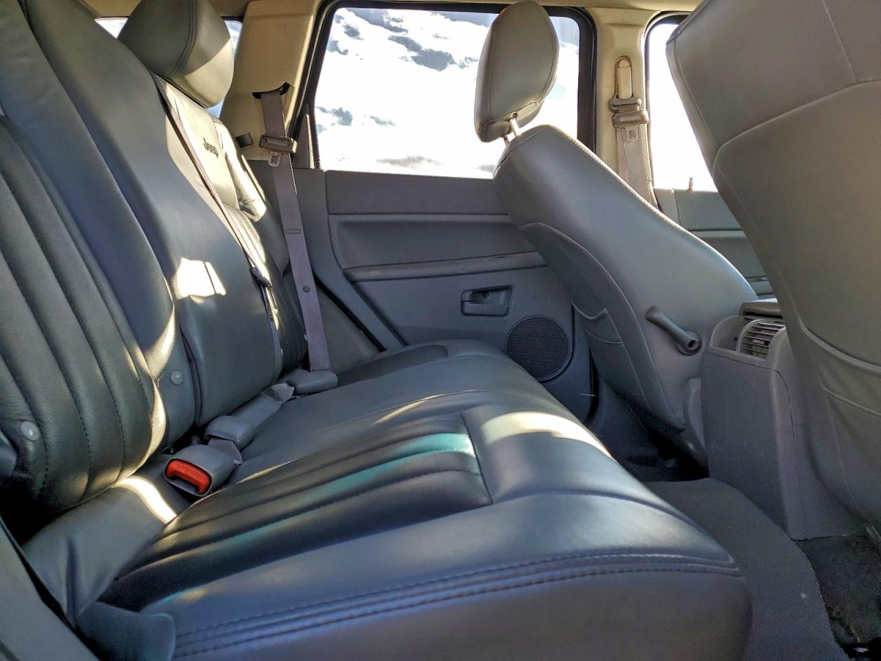 Jeep Grand Cherokee Laredo Image 8