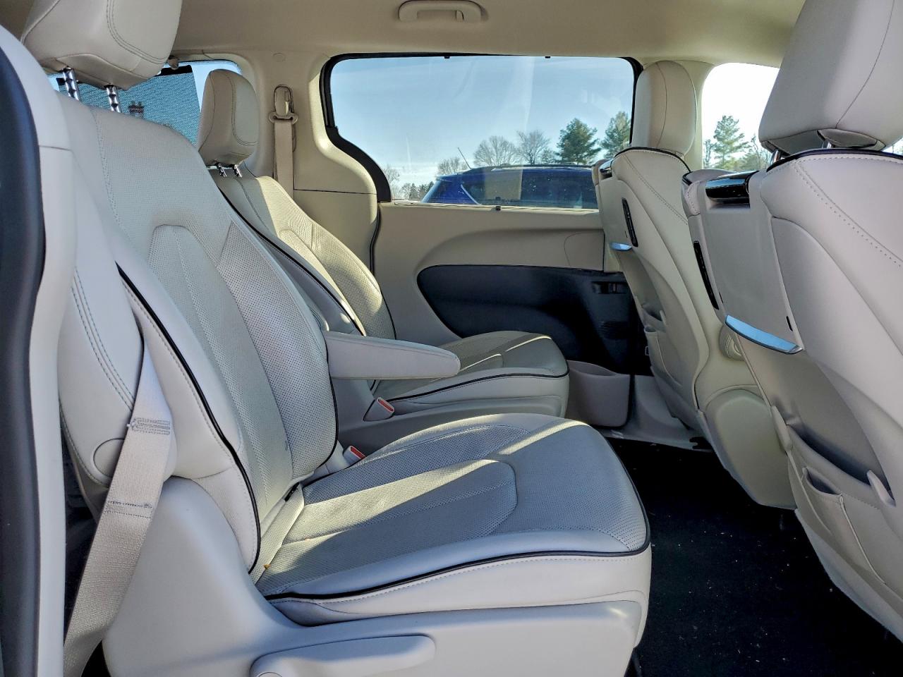 Chrysler Pacifica Hybrid Limited Image 8