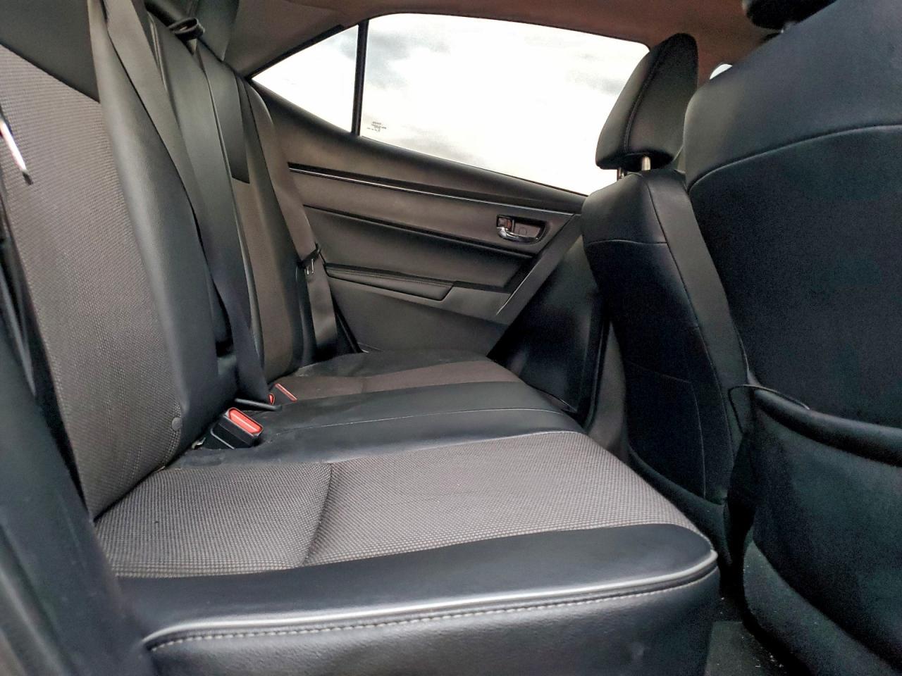 Toyota Corolla L Image 6