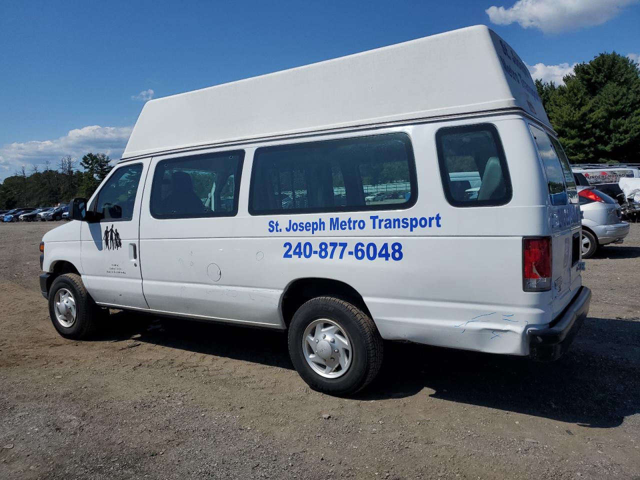 Ford Econoline E250 Van Image 3