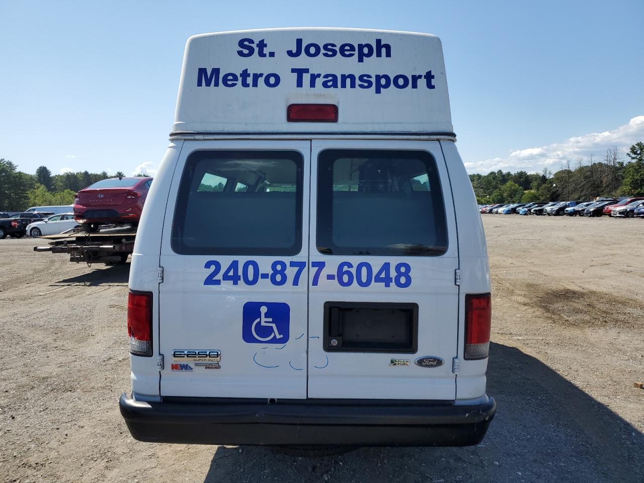 Ford Econoline E250 Van Image 5