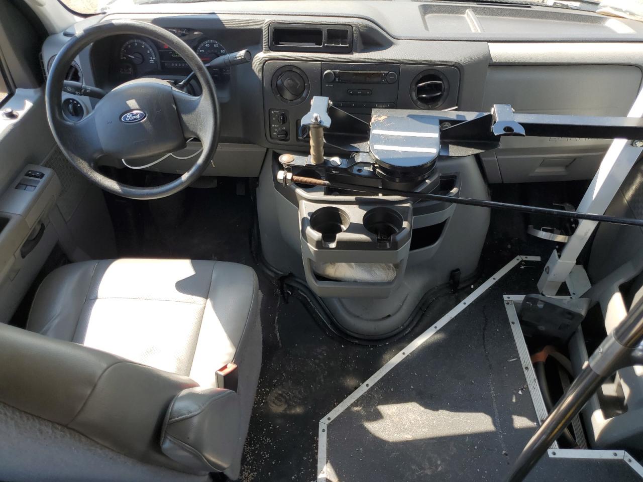 Ford Econoline E250 Van Image 9