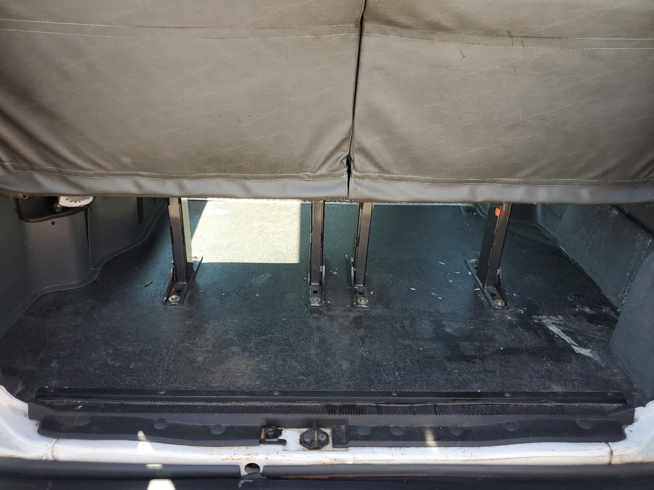 Ford Econoline E250 Van Image 12