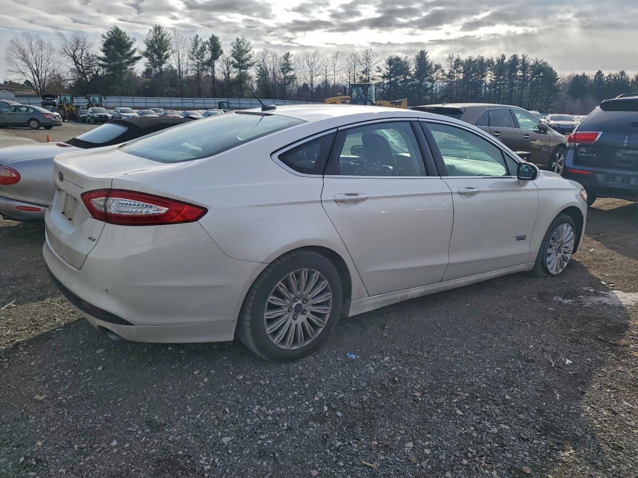 Ford Fusion Se Phev Image 10
