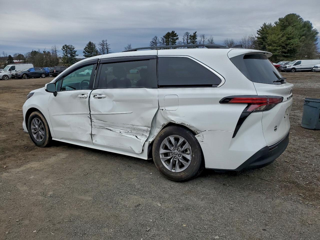 Toyota Sienna Le Image 4