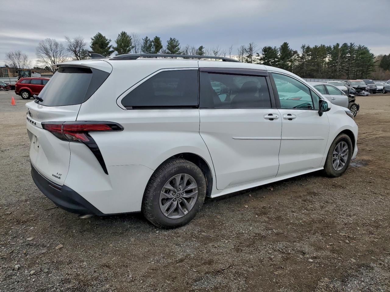Toyota Sienna Le Image 2