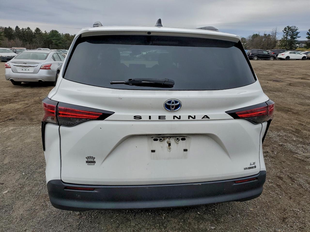 Toyota Sienna Le Image 8